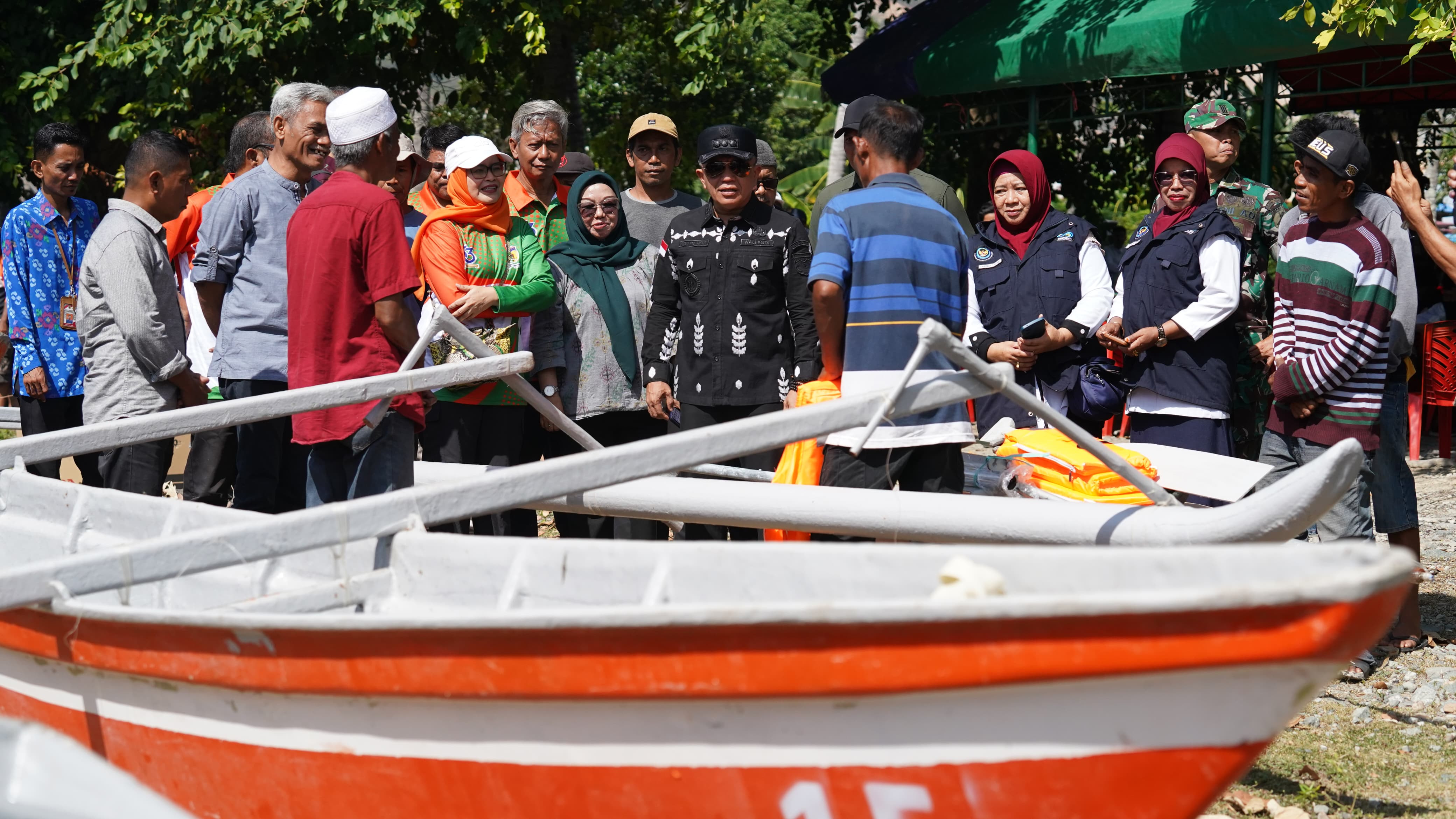FOTO_BERITA_1---BANTUAN_PERAHU.jpg