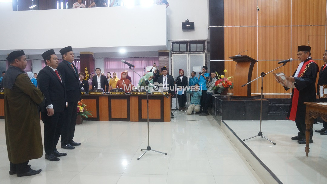 FOTO_BERITA_1---PELANTIKAN_KETUA_DPRD_PALU.JPG