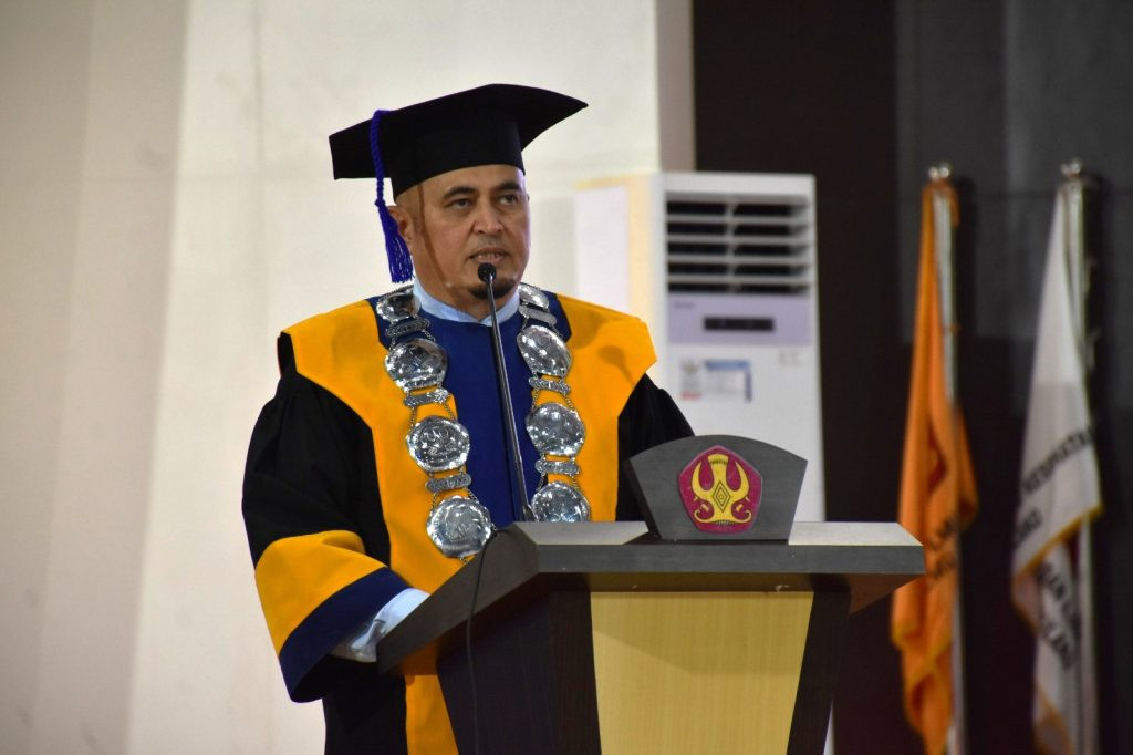FOTO_HL---UNTAD_WISUDA2.jpg