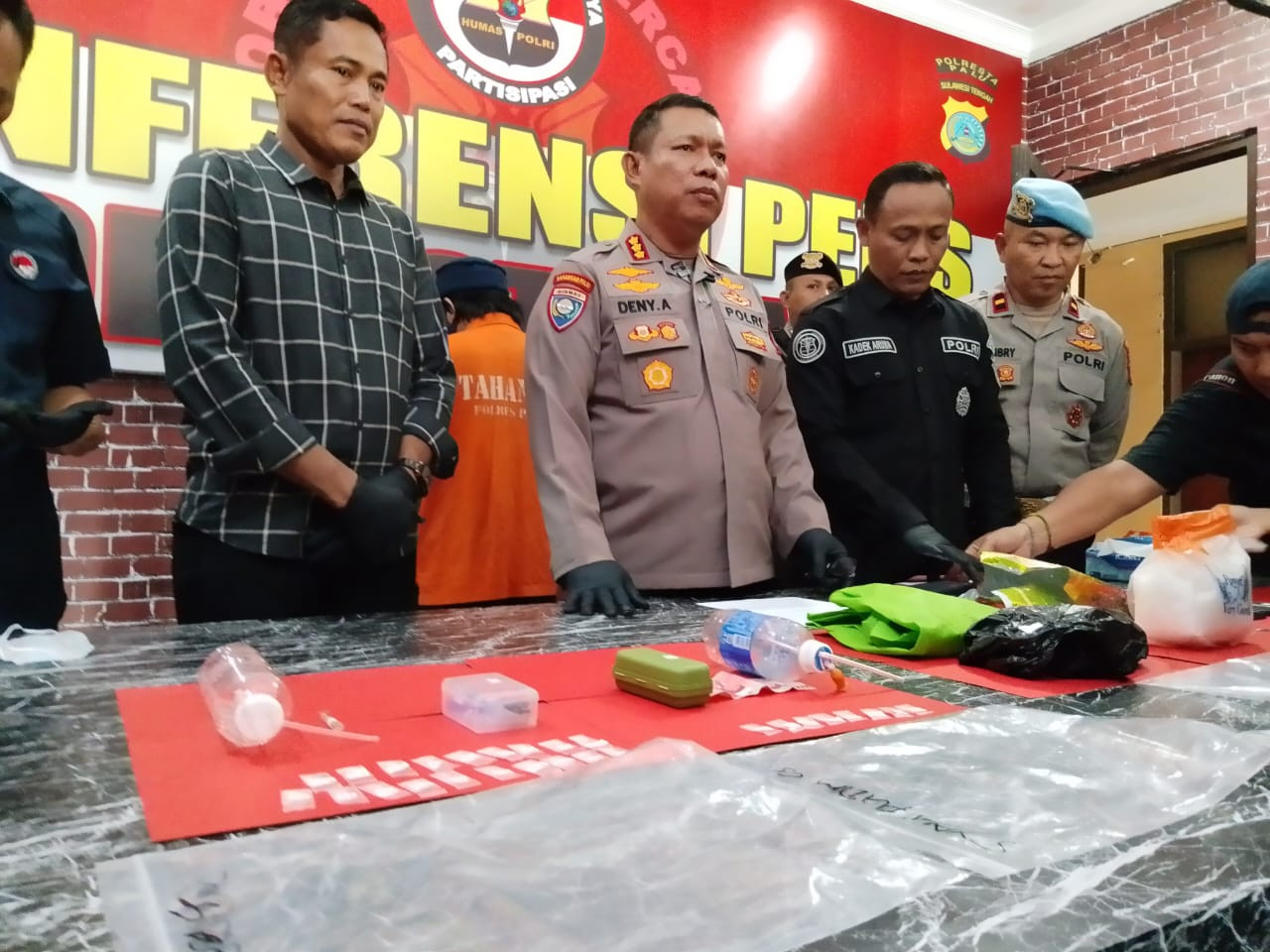 FOTO_PEMILIK_1_KG_SABU_DITANGKAP.jpg
