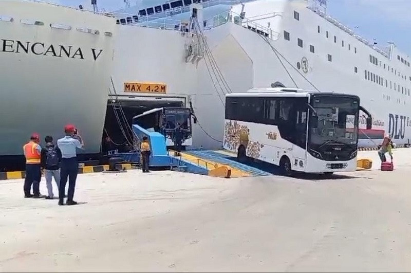bus1.jpg