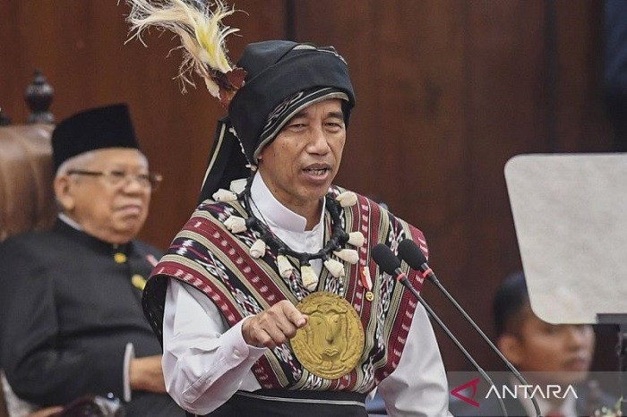 jokowi_adat.jpg