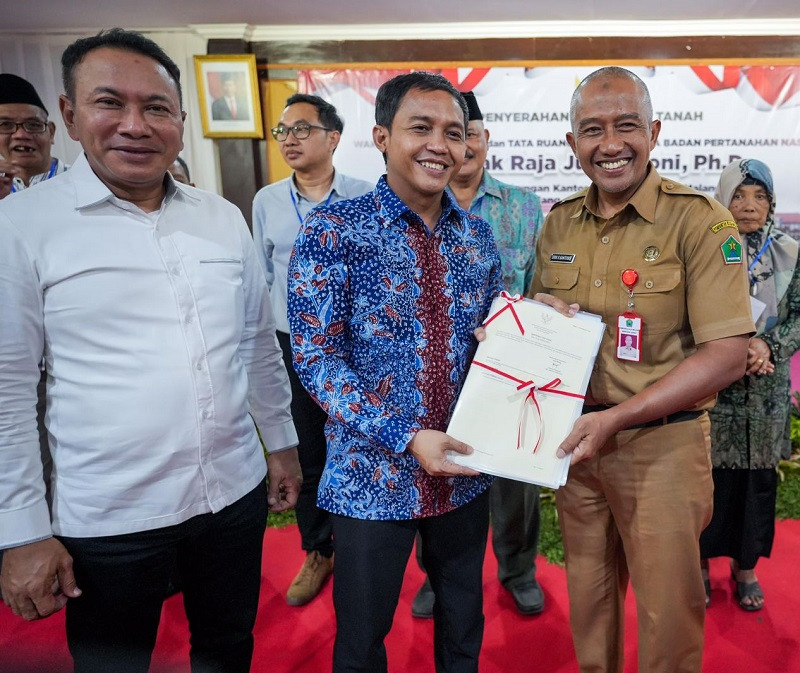 Selamatkan Setengah Triliun, Wamen ATR/Waka BPN Serahkan Sertipikat ke Pemkot Malang