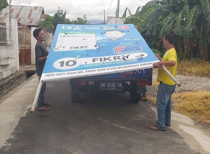 Masuk Masa Tenang Caleg Ini Tertibkan Sendiri Atribut Kampaye Miliknya