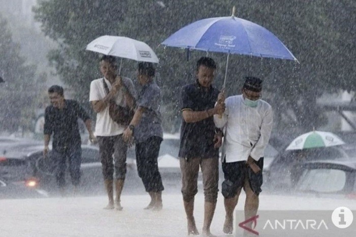 BMKG: Waspadai Peluang Hujan Lebat dan Angin Kencang di Akhir Pekan