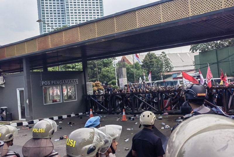 Pagar Gerbang Pancasila DPR Rubuh Oleh Massa Unjuk Rasa