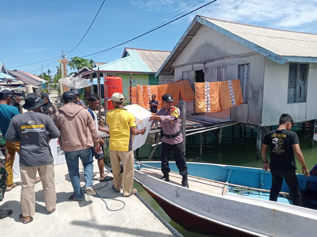 Gunakan Perahu, Polisi Bungku Selatan Kawal Distribusi Logistik Pemilu 2024 ke Kepulauan