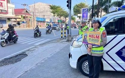 Satlantas Polresta Palu Beri Imbauan dan Brosur ke Pengendara