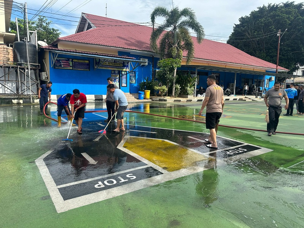 Satlantas Polresta Palu Gotong Royong Ciptakan Kantor yang Bersih-Nyaman
