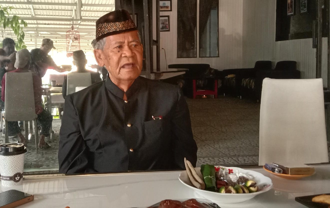 Tokoh Adat Sayangkan Acara Pemakaian Siga Pada Rocky Gerung