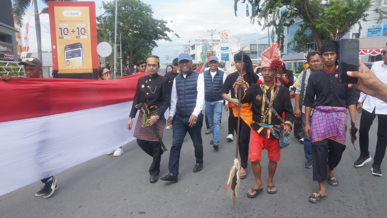 Pasangan HANDAL Diiringi Arak-arakan Bendera Merah Putih 79 Meter