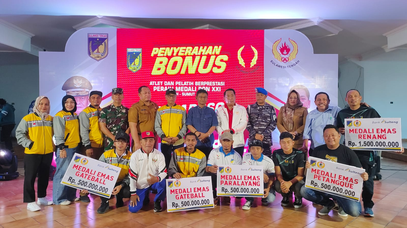 Gubernur Serahkan Langsung Bonus PON 2024