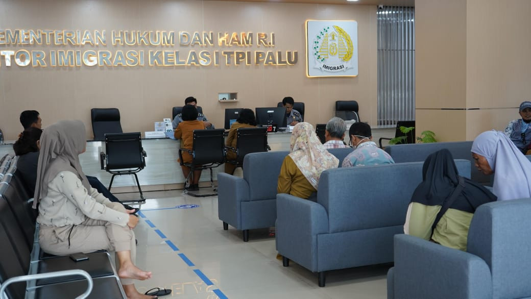 Masyarakat Sulteng Antusias Buat Paspor Jelang Pemberlakuan Tarif Baru