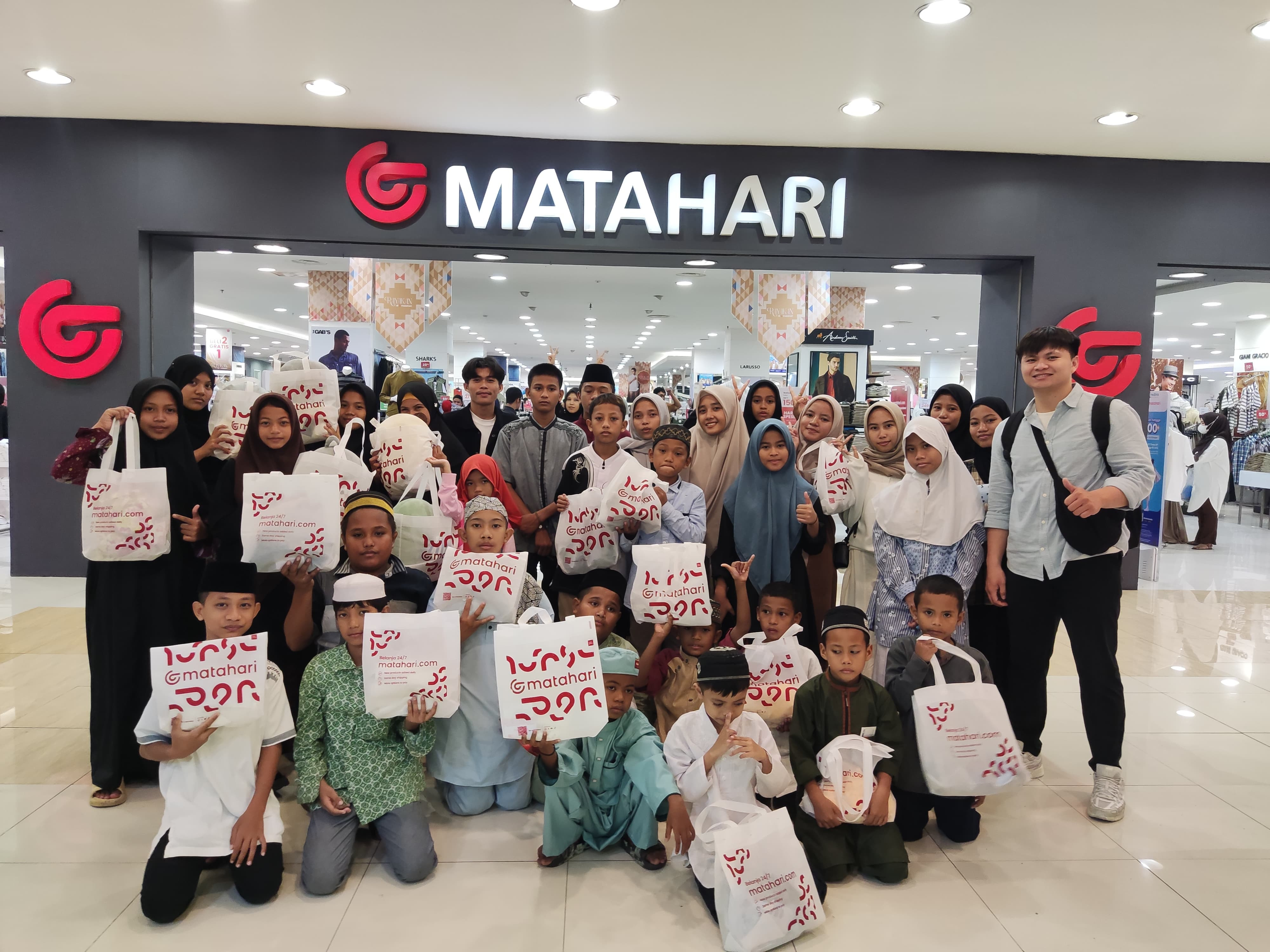 PGM Ajak Anak Yatim Piatu Wisata Ke Mall