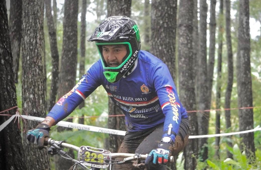 Anggota Basarnas Palu Ini Siap Ngebut Panderman Gravity Park Downhill