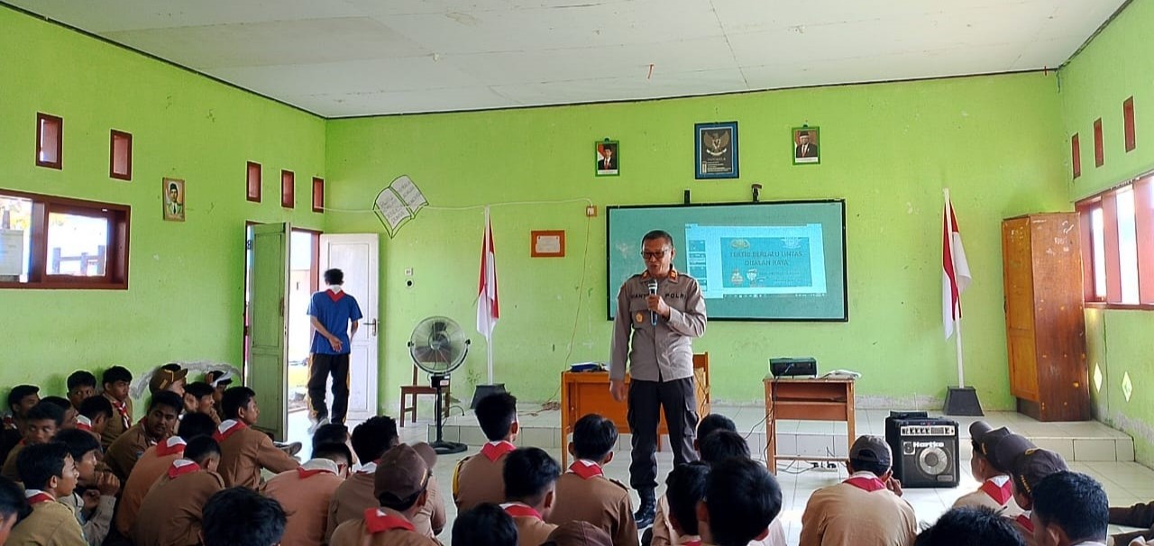 Kapolsek Ajak Siswa Tangkal Paham Radikal