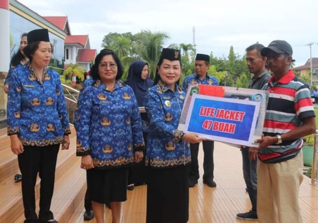 Sekda Poso Serahkan Alat Tangkap Ikan