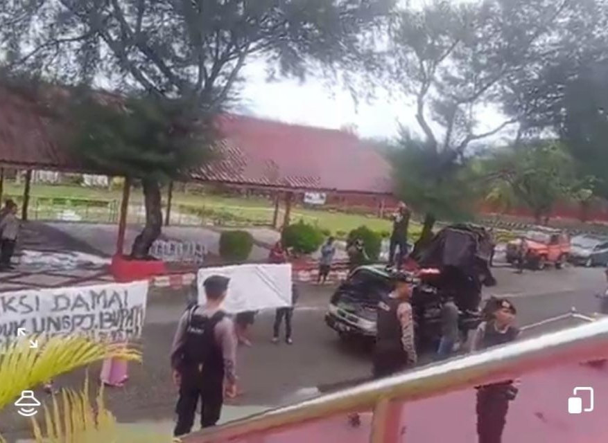 Adinda Demo, Kakanda Nego