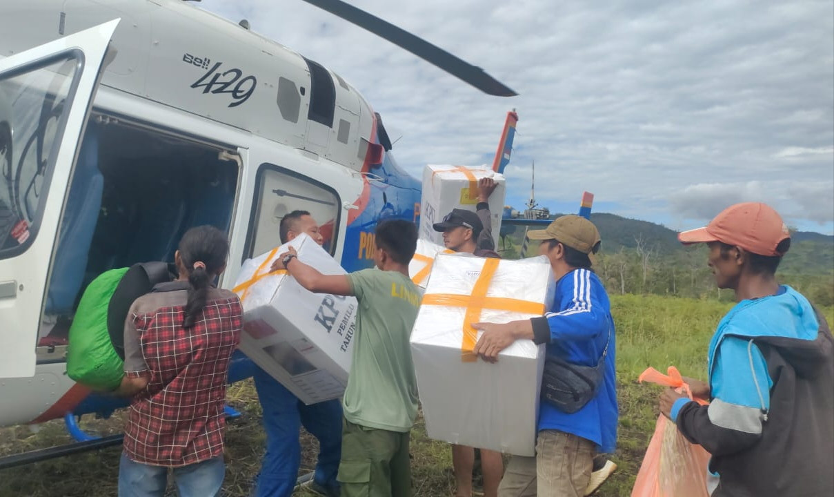 Jemput Surat Suara Watu Bamba Morut Pakai Helikopter Polisi
