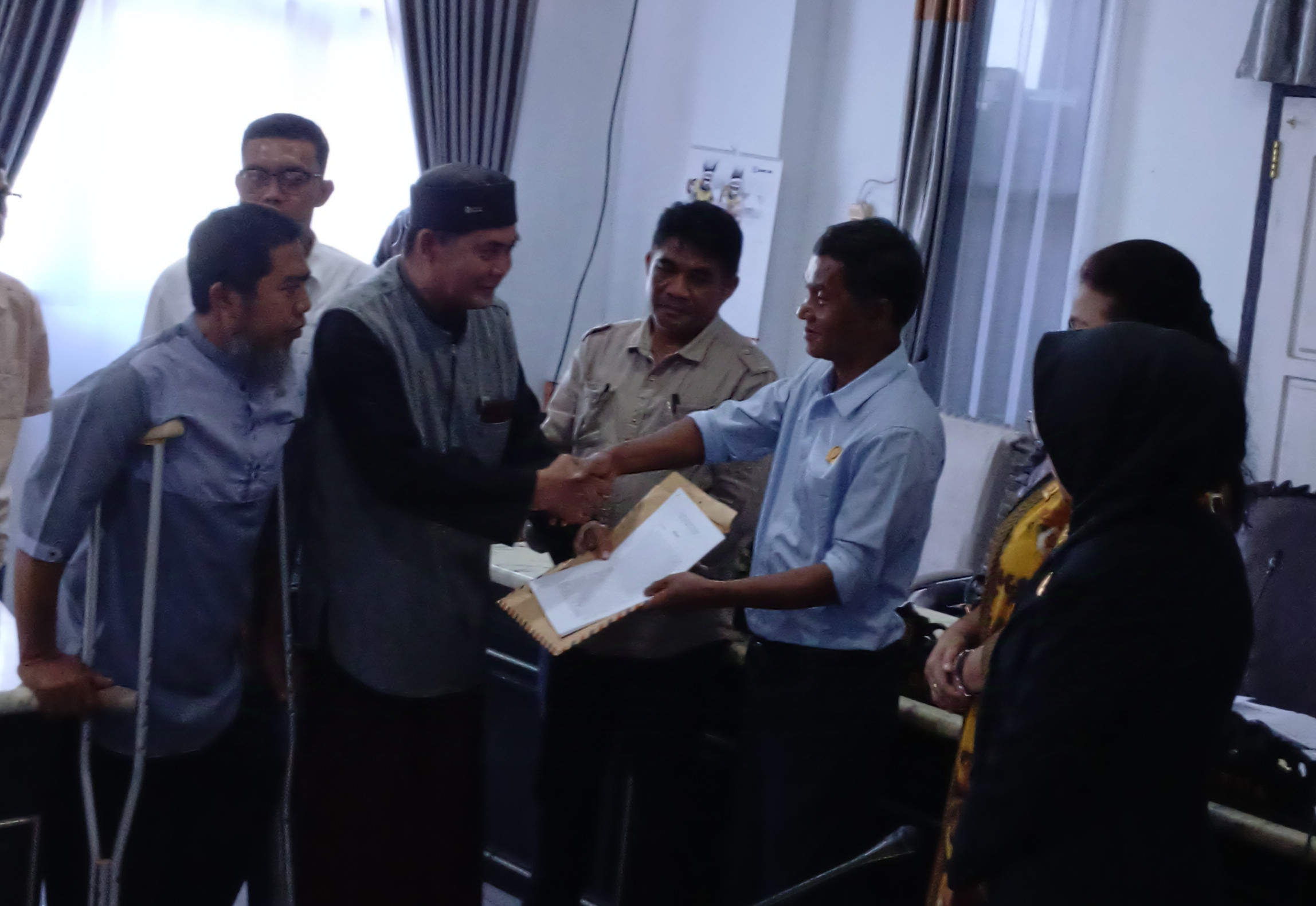 Warga Poso Protes Kebijakan Plt Bupati Yasin Mangun