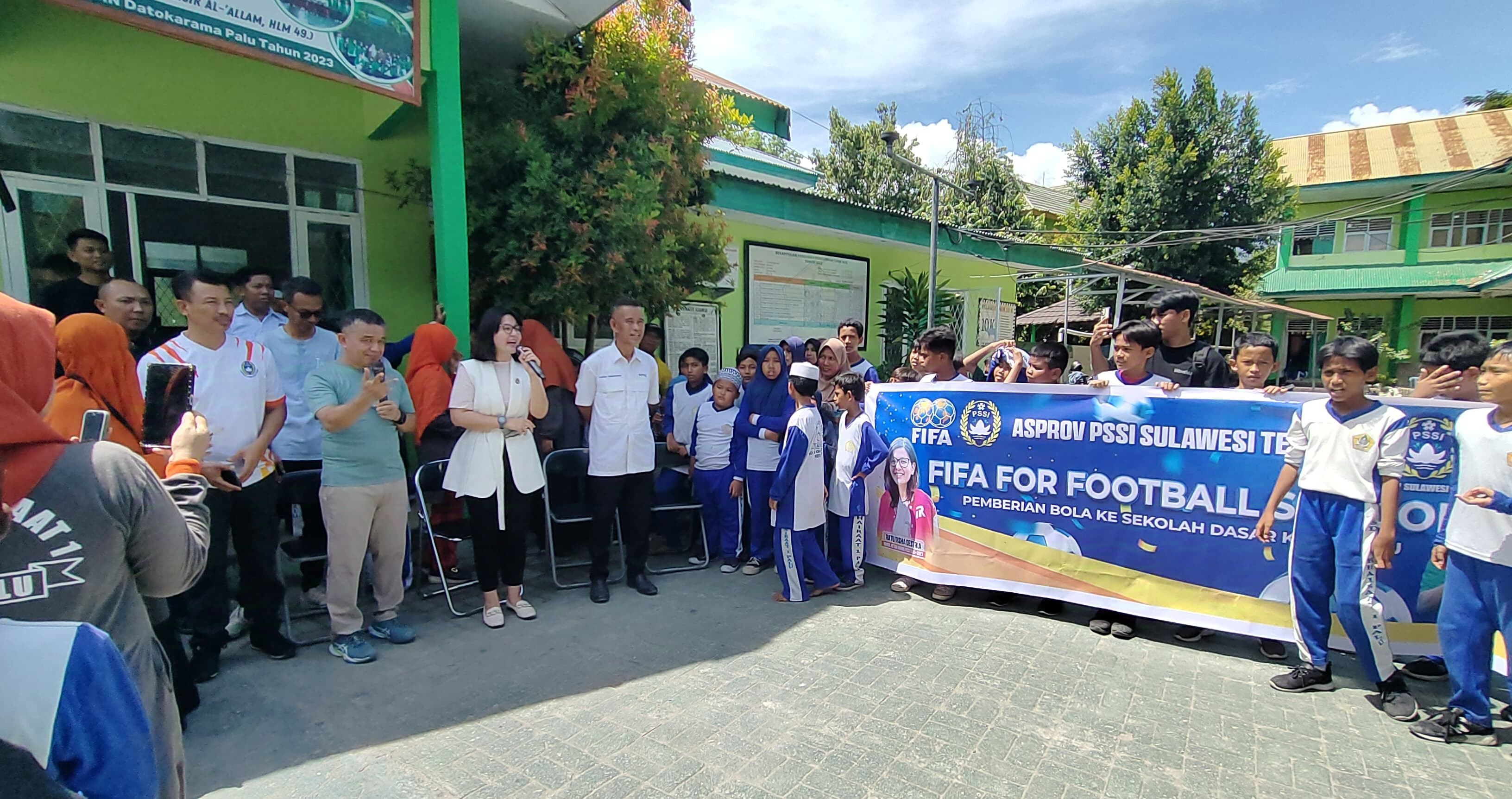 Waketum PSSI Serahkan 1.000 Bola FIFA di Sulteng