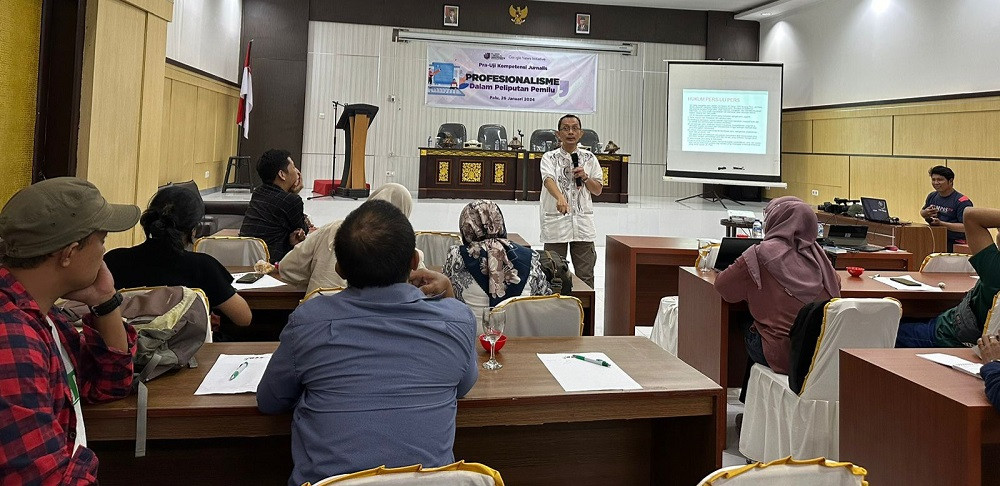 Ingatkan Jurnalis Junjung Prinsip-Kode Etik