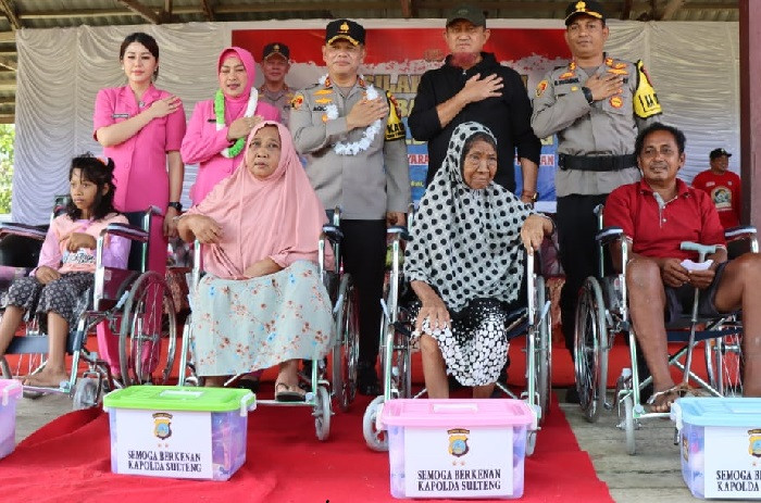 Kunker ke Touna, Kapolda Sulteng Serahkan Bansos ke Masyarakat Kepulauan
