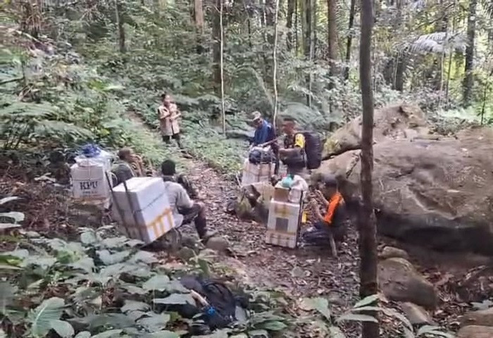 Empat Anggota Polres Banggai Jalan Kaki Tiga Hari Kawal Logistik ke Pelosok Pagimana
