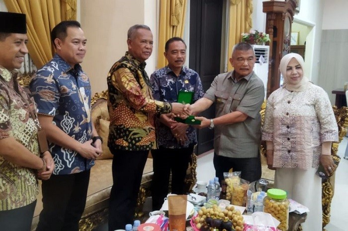 Pemkab Luwu Belajar Pengembangan Durian di Parigi