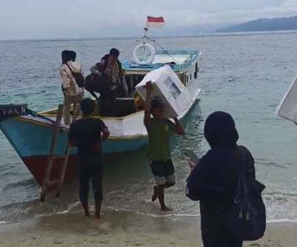 Polres Tolitoli Terjunkan 3 Personil Kawal Distribusi Logistik Pemilu Ke Pulau Terluar