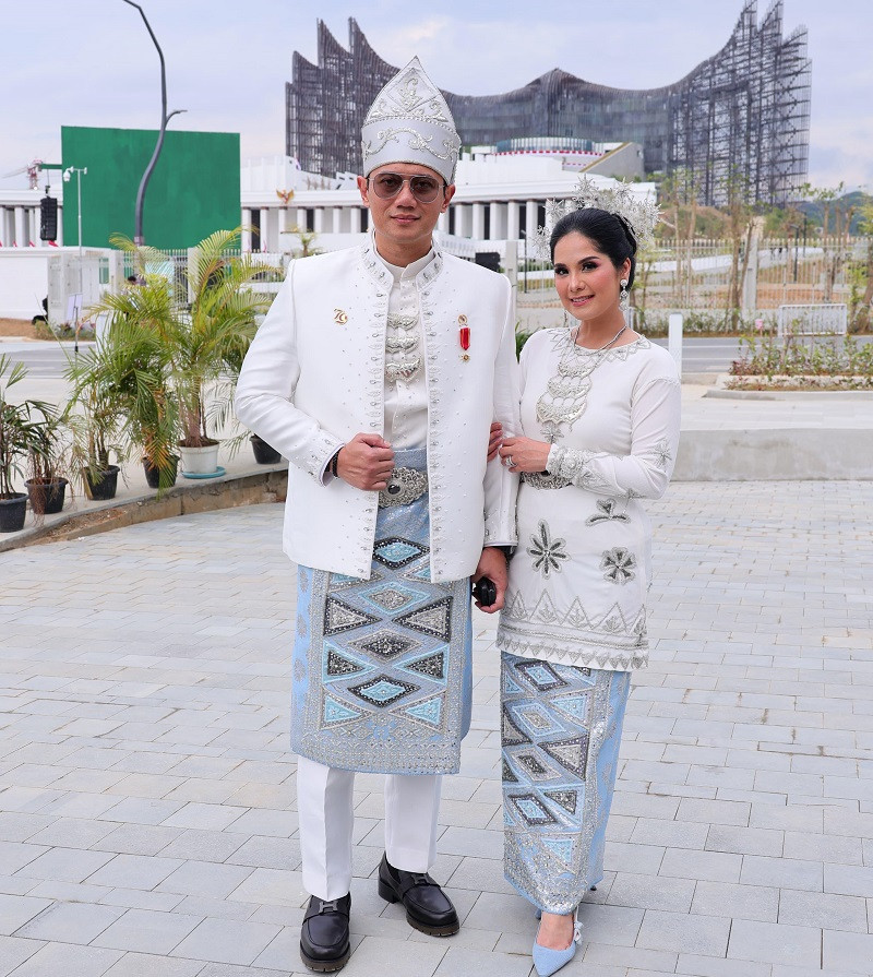 Upacara HUT Kemerdekaan ke-79, Menteri AHY Kenakan Baamar Galung Pancar Matahari dari Kalteng