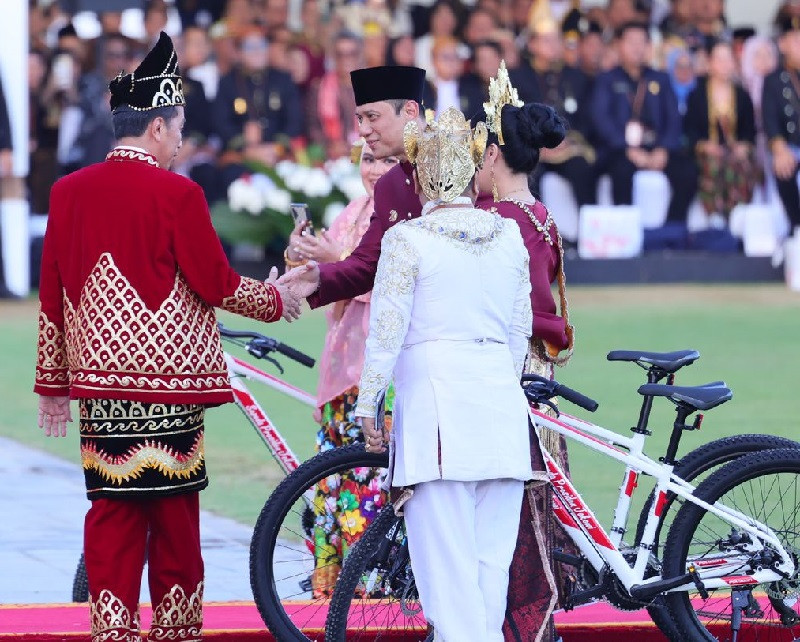 Menteri AHY Menangkan Busana Adat Terbaik pada Upacara Penurunan Bendera Sang Merah Putih