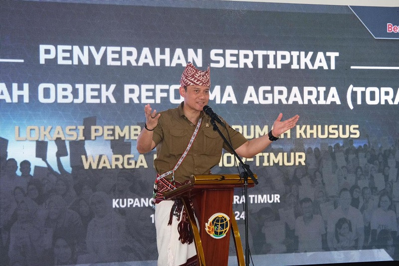 Serahkan Sertipikat ke Masyarakat Eks Timor Timur di NTT, Menteri AHY Kenang Pernah Sekolah di Dili