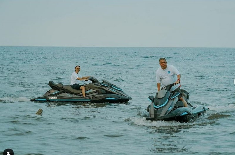 Pasangan BerAmal Main Jetski, AKA Tulis Pantun, Begini Pesannya