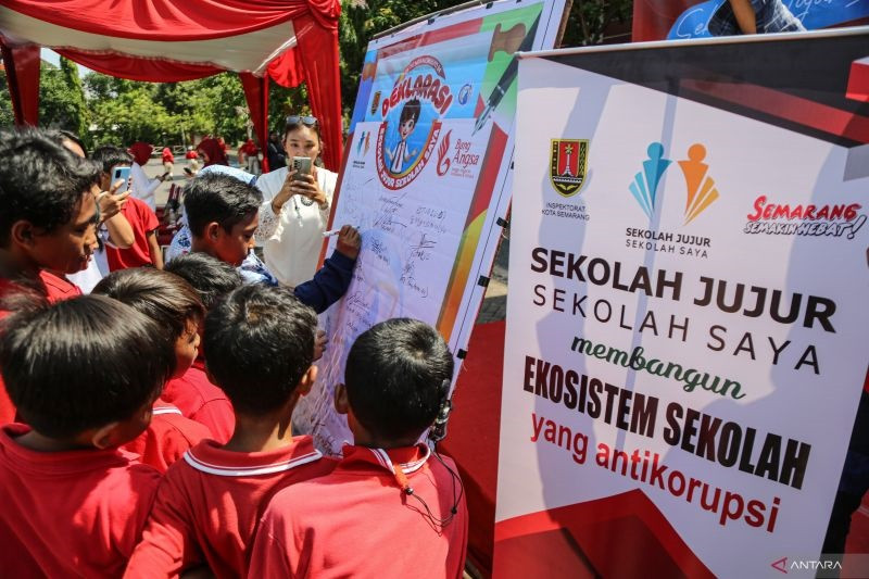 Memandang Kehidupan Terlalu Serius dan Jerat Korupsi