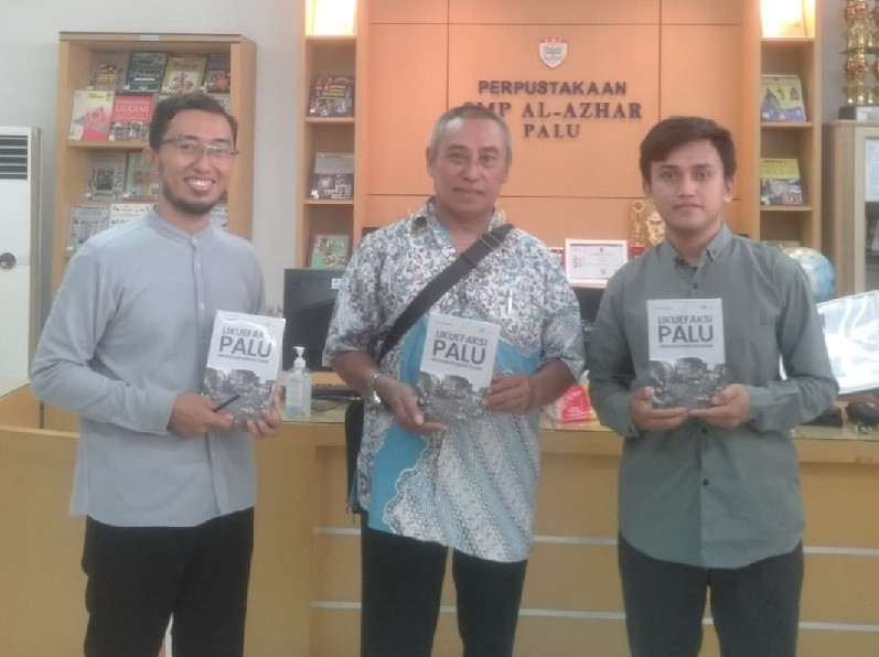 Tasman Banto Donasikan Bukunya ke SMP Al Azhar dan SMAN 1 Palu