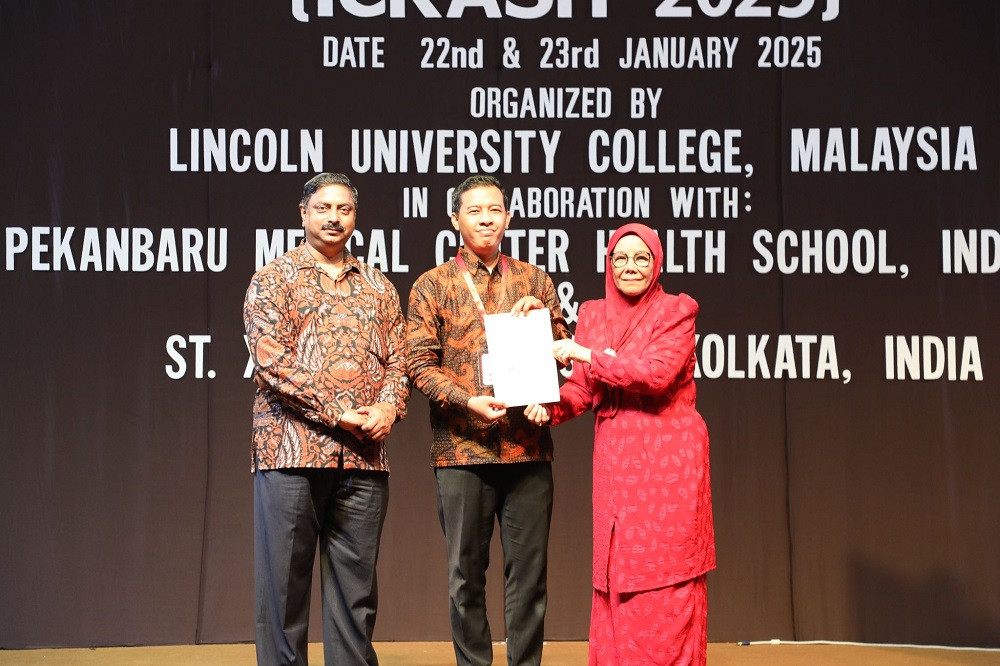 Dosen dari Kota Solo Raih Penghargaan The Best Papper Presenter Award di Malaysia