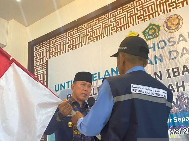 Gubernur Keluarkan Uang Pribadi Rp2 Miliar Untuk Uang Saku Calon Haji Asal Sultra