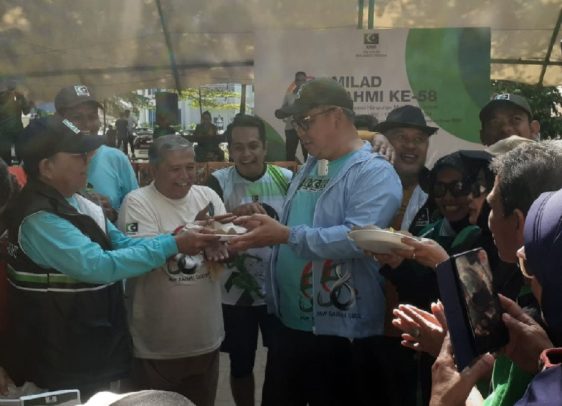 Ahmad Ali Beri Hadiah Umroh di Acara Jalan Sehat Milad ke-58 KAHMI