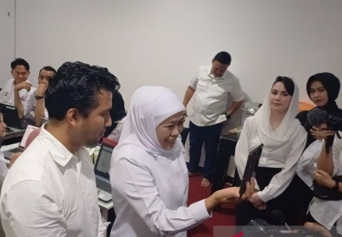 Jokowi Ucapkan Selamat Ke Khofifah Atas Keunggulan Versi Hitung Cepat