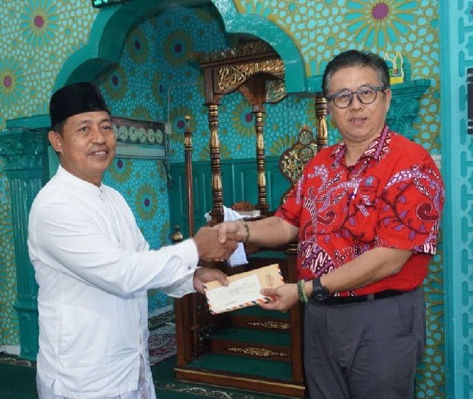 Ketua PSMTI Sulteng Bantu Dana untuk Pembebasan Lahan Makam di Jalan Maluku