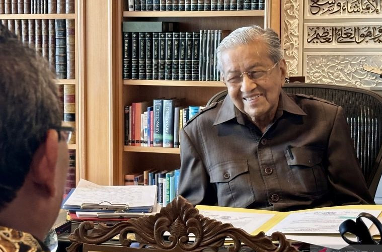 Hampir Berusia Seabad, Mahathir Mohamad Masih Berkendara dan Berkuda