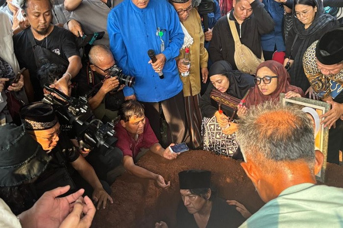 Di Pemakaman, Ikang Fawzi Kumandangkan Azan di Telinga Marissa Haque