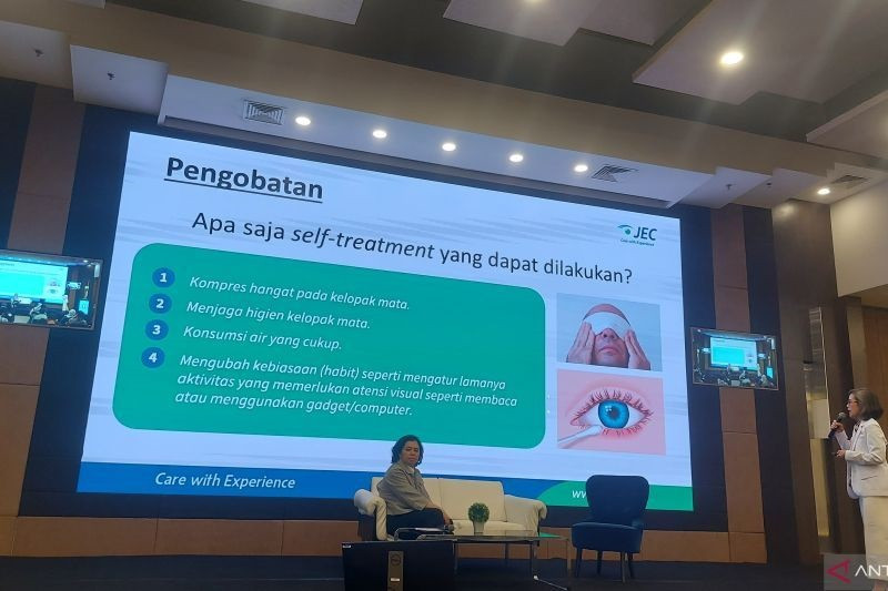 Dokter: Kompres Mata Kering dengan Handuk Hangat Bukan Dingin
