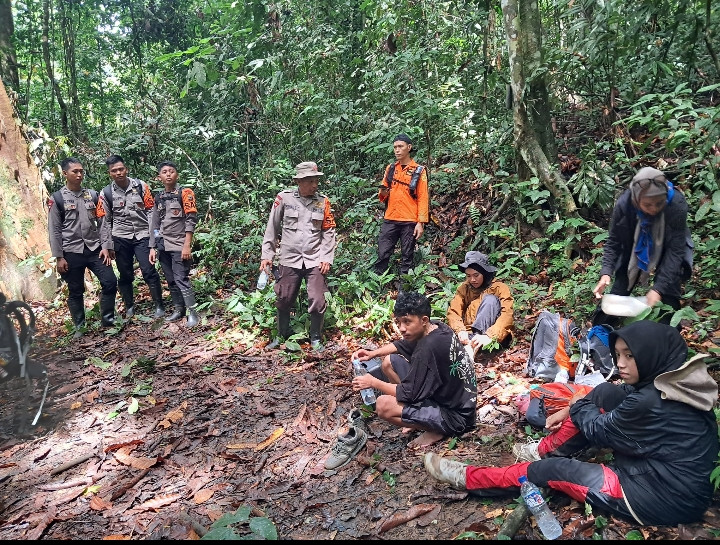 Brimob Sulteng Bantu Temukan Pendaki Hilang di Gunung Ponteoa