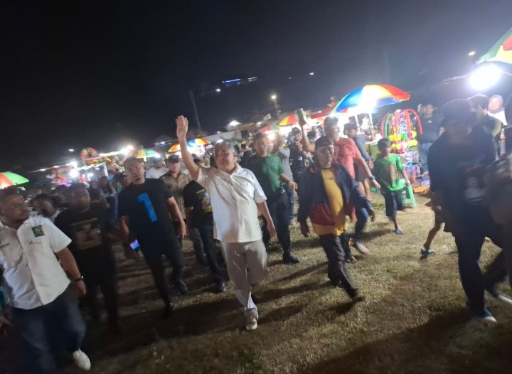 Tuan Rumah di Negeri Sendiri