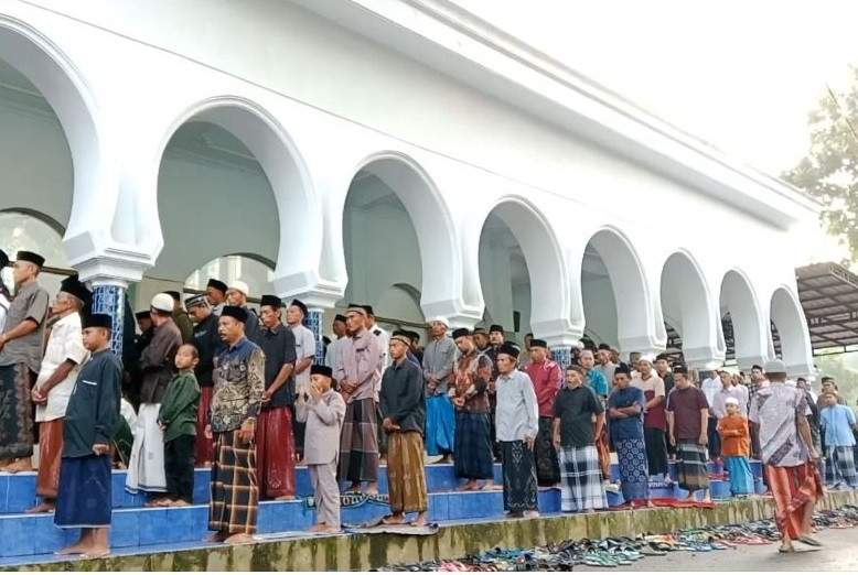 Warga Suger Kidul Jember Laksanakan Shalat Id Lebih Awal