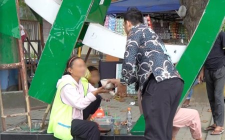 Jumat Berkah, Bagikan Makanan Gratis untuk Warga