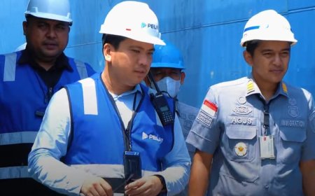 Petugas Imigrasi Periksa Kapal Berbendera China