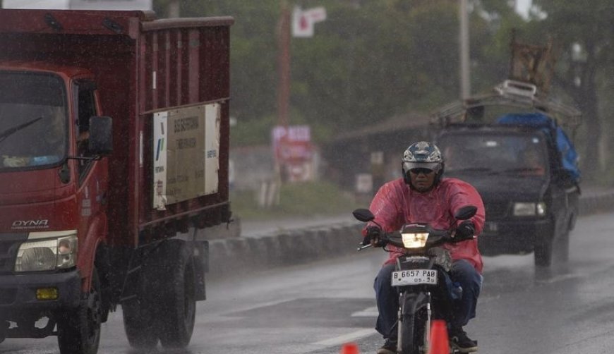 BMKG: Waspada Hujan Ringan Hingga Lebat di Berbagai Kota Besar RI